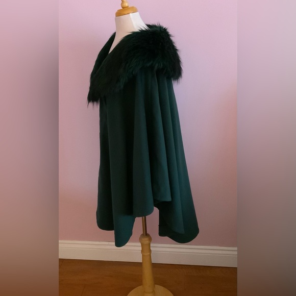Adrienne Landau Green Cape with Faux Fur Trim - Picture 3 of 5